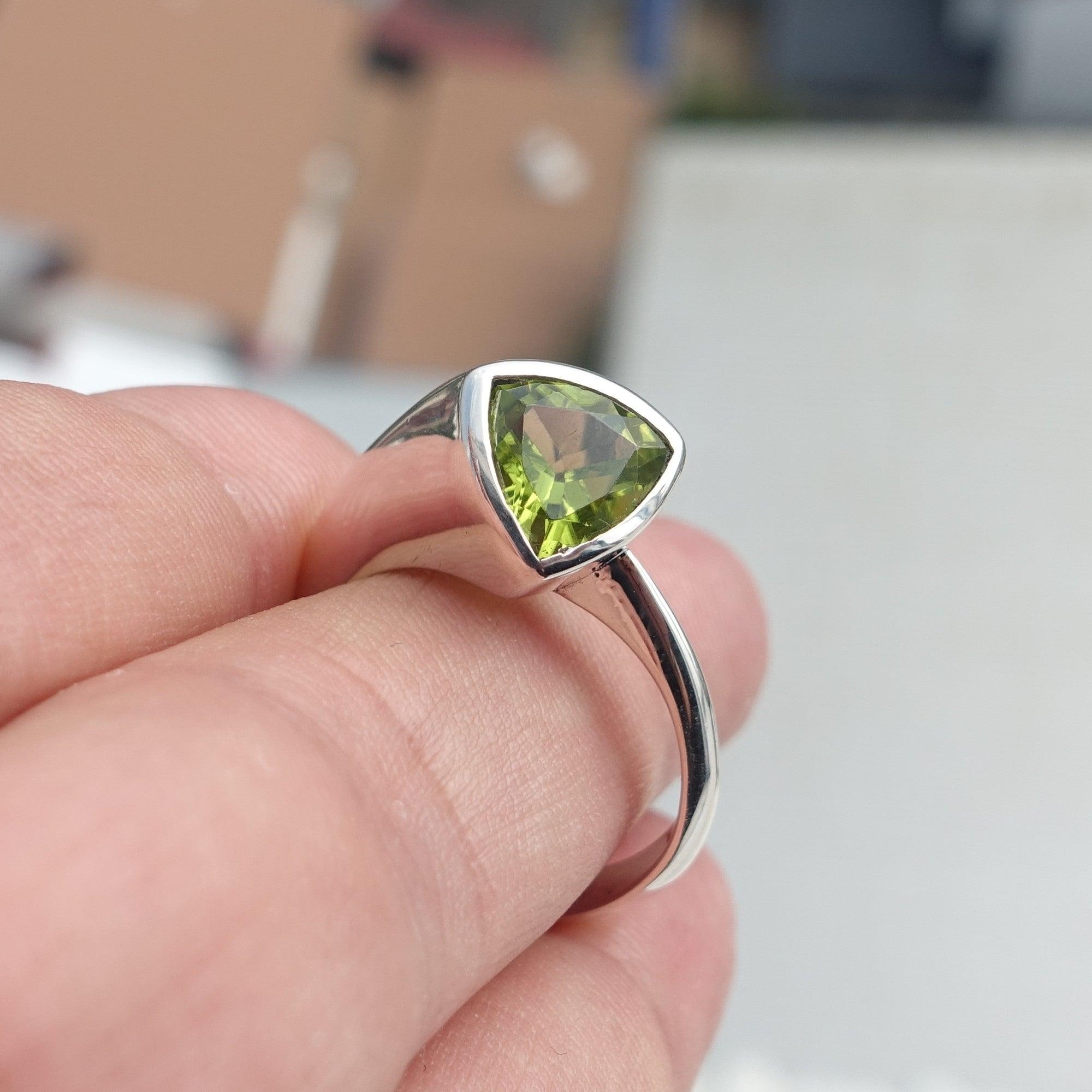 Minimalist Peridot silver Ring, green Peridot Ring, Sterling Silver Ring, Solitaire Ring with Triangle Cut Peridot, Minimalist design, Size 9-2