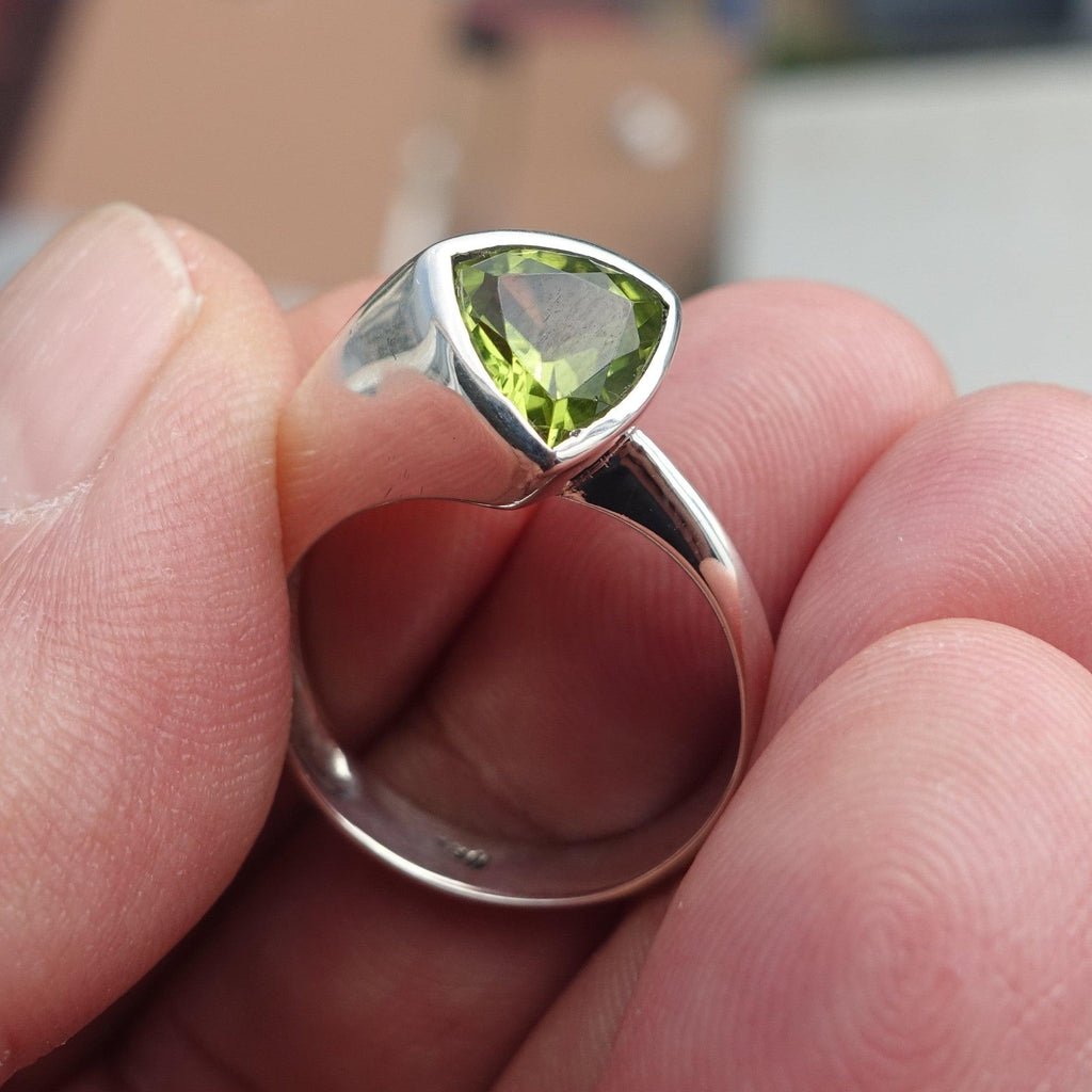 Minimalist Peridot silver Ring, green Peridot Ring, Sterling Silver Ring, Solitaire Ring with Triangle Cut Peridot, Minimalist design, Size 9-0