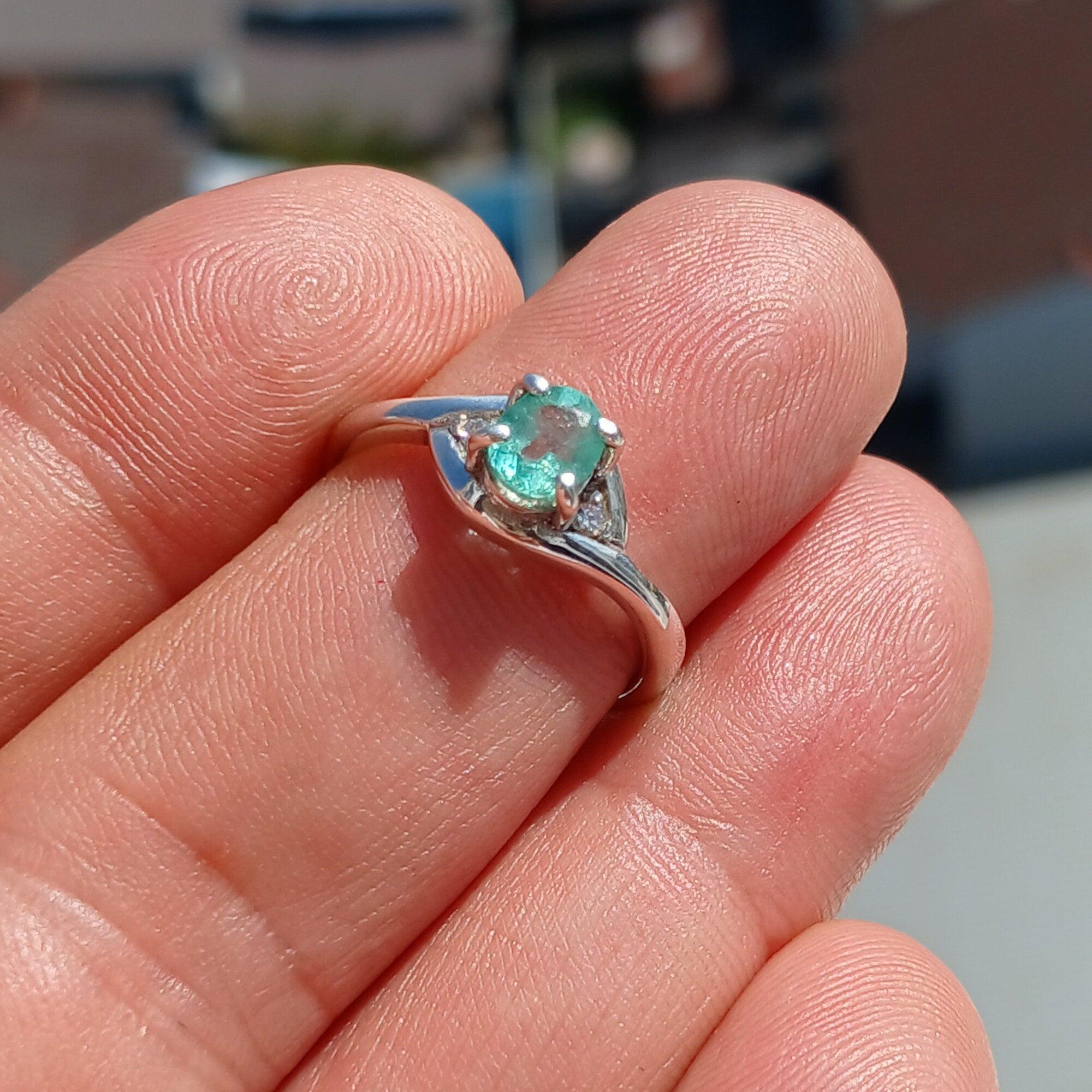 Green Emerald Ring, Natural Emerald Ring, Sterling Silver Ring, Solitaire Ring, oval Green Emerald and 2 CZ, Gift for her, unique, Size 6.5-4